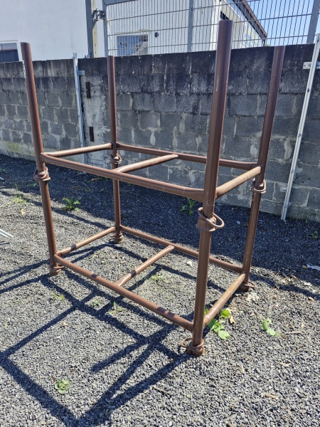 2 gebrauchte MÜBA Stapelpalette, Standrohr Ø57 mm, lichtes Maß zwischen den Holmen 1,30x0,70x0,70m, Tragfähigkeit 1500kg, lackiert