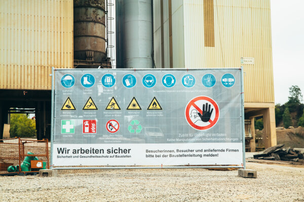 MÜBA Bauzaunbanner "Wir arbeiten sicher" für ein Bauzaunelement 3,50 Länge und 2,00 m Höhe