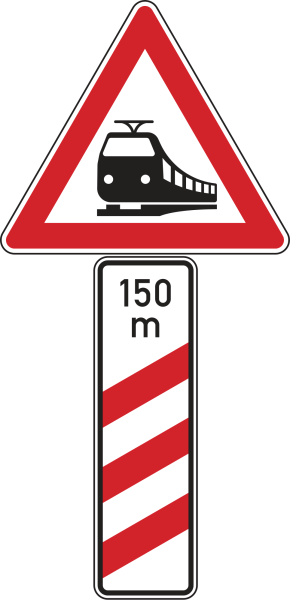 Bahnübergang mit dreistreifiger Bake
