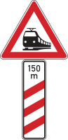 Bahnübergang mit dreistreifiger Bake