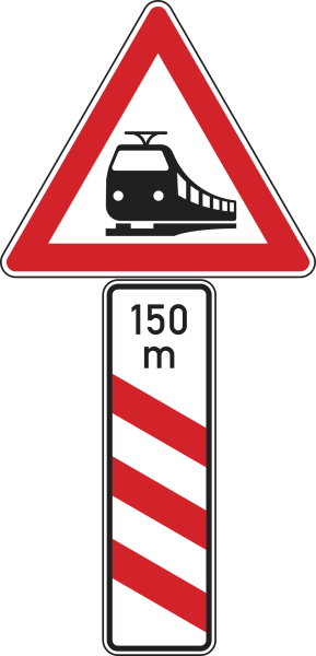 Bahnübergang mit dreistreifiger Bake