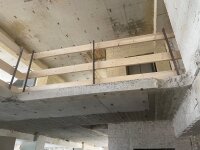 MÜBA Geländerpfosten zum Aufschrauben 19535 lackiert, mit geschlossenen Bretthaltern, Länge 1040 mm, EN 13374-A