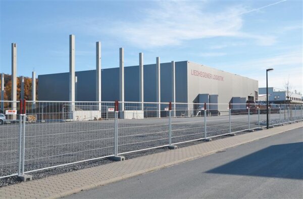 MÜBA Mobilzaun Typ A 29350 feuerverzinkt, mit angeschweißten Haken und Ösen, 3,50 x 2,00 m, Maschenweite 105 x 290 mm
