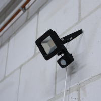 Shada LED-Strahler 310710 schwarz, 4000 K, 10 W, mit Bewegungsmelder