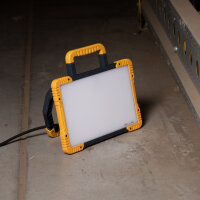 Shada Arbeitsleuchte 300822, 60 W, 6000 lm, 5000 K, CRI 97, IP54, Schutzklasse I, Schlagfest IK08, mit 2 Steckdosen