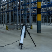 Shada Arbeitsleuchte 300845, 70 W, 10000 lm, 5000 K, IP54, 360° Abstrahlwinkel, mit Steckdose