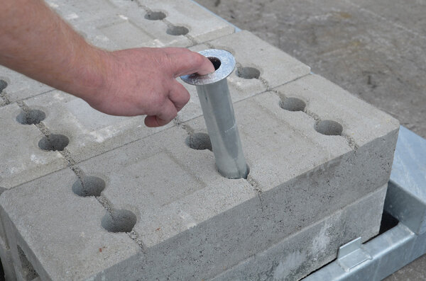 MÜBA Bauzaunfußsicherung 29343 für Bauzaunfußpaletten, Stahl verzinkt, für Beton- und Kunststofffüße, zur Ladungssicherung